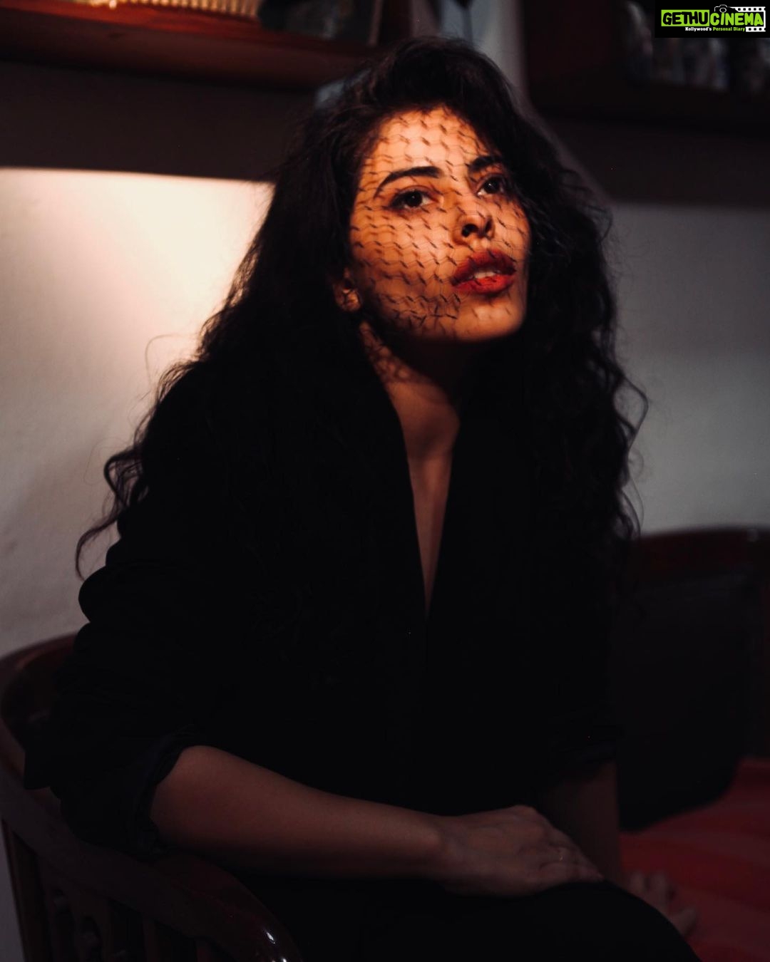 Anisha Victor Instagram - 🐦⬛ . . 📷 @catswhisker #photoshoot #portrait #homestudio #DIYheadgear #zaraindia