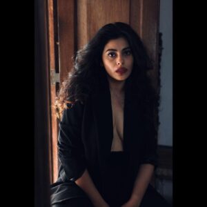 Anisha Victor Instagram - Never too old to dream a new dream 💭 🖤 . . Wearing- @zara @stylebyand 📷 @catswhisker #lesbrown #quotestoliveby #homestudio #portraits🎞️#zaraindia #AND #anitadongre