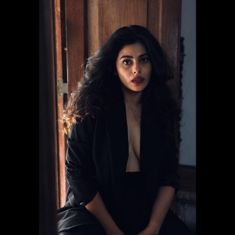 Anisha Victor Instagram - Never too old to dream a new dream 💭 🖤 . . Wearing- @zara @stylebyand 📷 @catswhisker #lesbrown #quotestoliveby #homestudio #portraits🎞️#zaraindia #AND #anitadongre