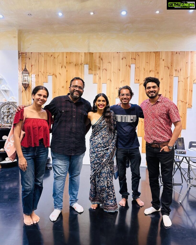 Anjali Patil Instagram - This was indeed a special evening with friends, film enthusiasts and strangers who have been following my life trajectory. And this happened because of @arpit_and_me a friend for a decade now! It’s an honour to know you and to share this artistic journey with you. @kalariwarriorsstudio has started amazing initiative called, “Studio Stories” opening up it’s studio space to create a beautiful community via artists and their work. Thank you so much for the unconditional love and warmth you bring to this world. @nandrajogpooja @iamsachinkumar @kalariwarriors And Ravi! 📸 @_surreal__