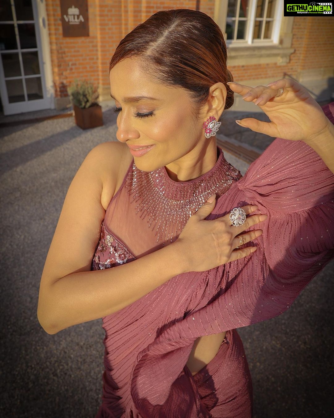 Ankita Lokhande Instagram - Make it simple but significant ✨ Stylist: @castelino_priyanka Makeup & Saree draping @bridalsbybutterfly Hair @tadsha.makeupandhair Photographer @vividmemoir.dk Ankita wearing: @rachitkhannaofficial Jewellery @anshgemsofficial Vikas wearing @rachitkhannaofficial Stylist: @castelino_priyanka