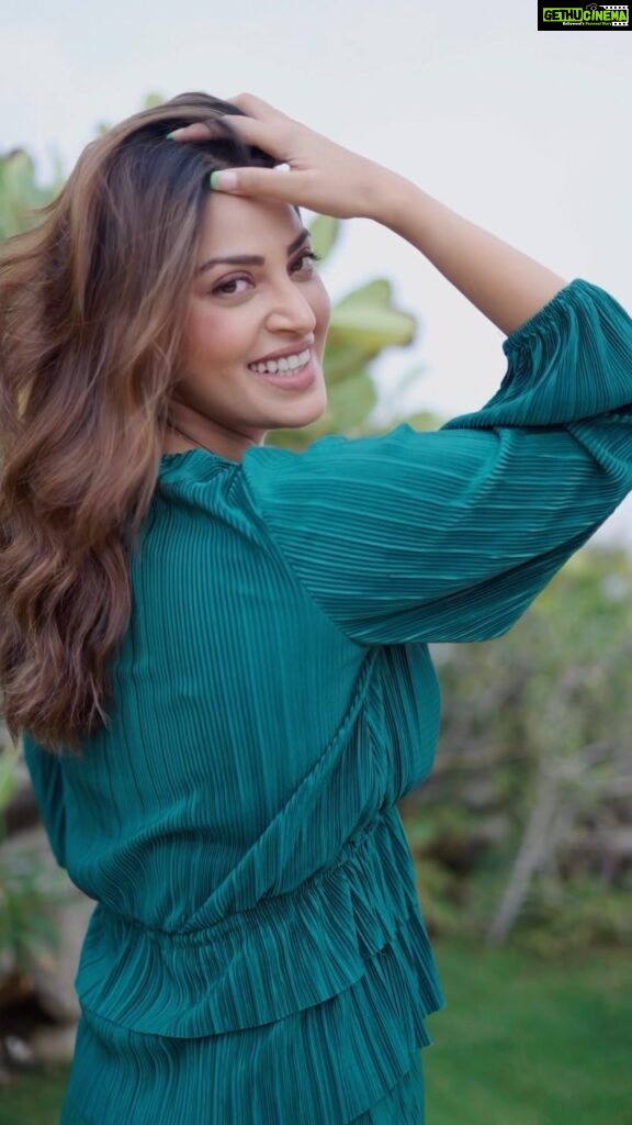 Anushka Ranjan Instagram - #AD I am in love with Garnier’s Virtual Try-On Tool and its my go to for hair color shade selection. Virtually try various shades and find the perfect hair color shade for yourself, that too at a click of a button. With a user-friendly interface, Garnier Virtual Try-On Tool offers a seamless experience to everyone with different hair types and textures. Make sure you do it in a well-lit room and if using a picture use a clean, filter free picture with balanced lighting! ✅Head to Garnier’s website ✅Hair color section ✅Select the Virtual Try-On Tool ✅Choose to either upload a picture or do a live try on ✅Select the preferred option and find your perfect shade! #VirtualTryonwithGarnier!