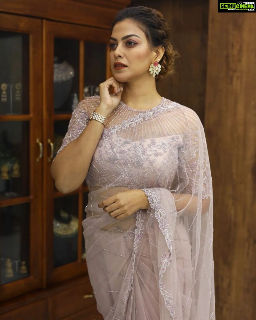 Anusree Instagram - Being bold and beautiful but in Dusky lavender...the colour of landscape...the colour of happiness...in my favourite attire " the saree" ...with head in the clouds and feet in the ground... I walk forward ❤️💃.. MaH @sajithandsujith Outfit @alankaraboutique Accessories @varuthri_findings