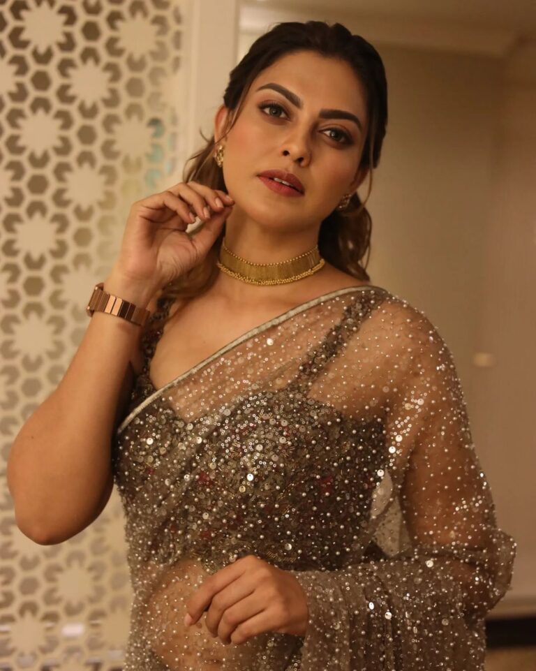 Anusree Instagram - Good things take time and a little glitter.... Be your own sparkle ...and shine all day ❤️💖.. Makeup @sajithandsujith Outfit @t.and.msignature Jewellery @m.o.dsignature Pic @mahesh_bhai
