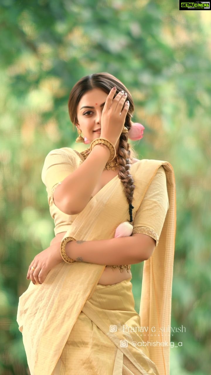 Anusree - 157.1K Likes - പൂക്കളവും... ആരവങ്ങളും...ഓണക്കോടിയും ആയി ഓണത്തെ വരവേൽക്കാൻ കാത്തിരിക്കുന്ന ഏവർക്കും ഹൃദയം നിറഞ്ഞ ഓണാശംസകൾ...
Video @pranavcsubash_photography
Stills @nithinnarayanan_
Cuts & Edit @abhishek.g_a
MaH @pinkyvisal
Styling @sabarinathk_
Saree draping @kp_thesareedrapist
Saree @kasavukada_1985
Jewells @meralda.jewels
Location courtesy @kondai_lip_resort
#reelsinstagram #onam #celebration #onamreels #reeloftheday #traditional #setmundu #accesorios #southindianlook #favourite