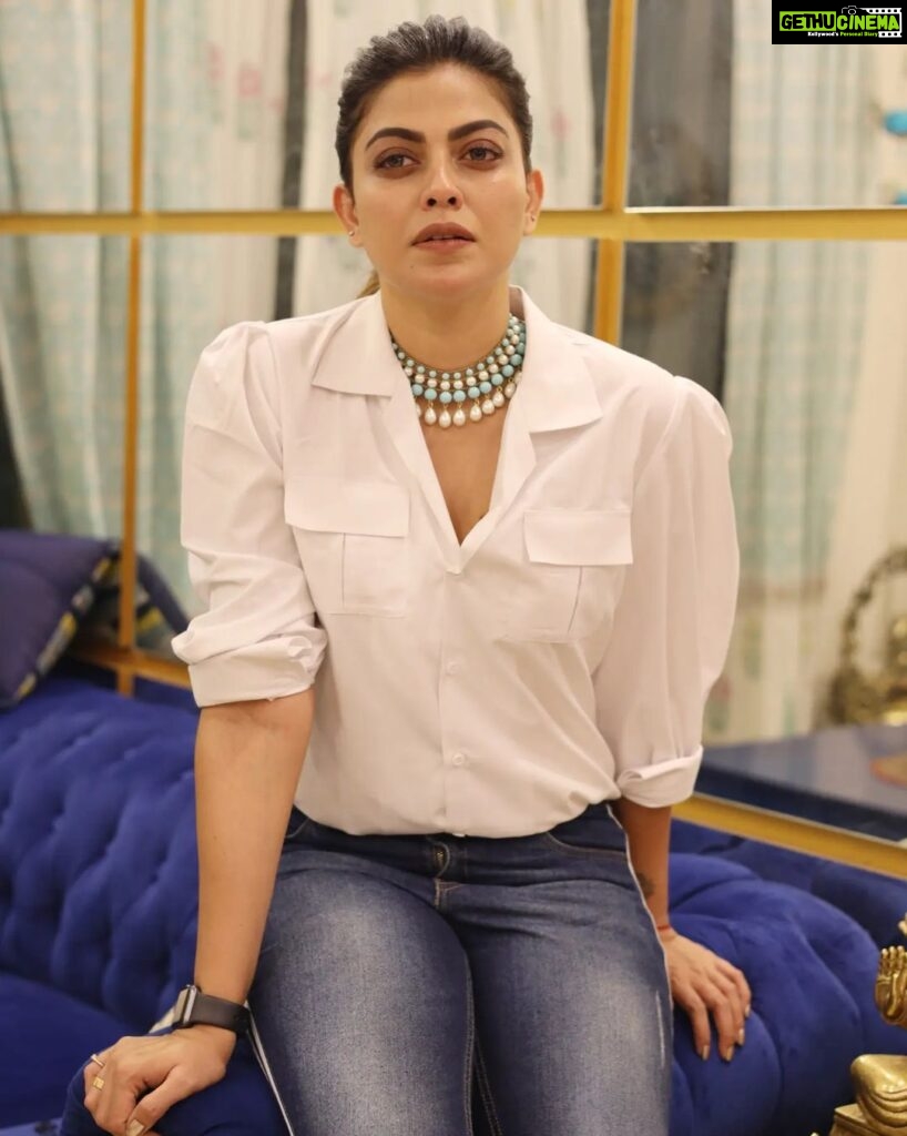 Anusree Instagram - Chilling in my big blue couch heaven wearing white clouds .....💙🤍 💙🤍💙🤍 Makeup @pinkyvisal Hair styling @sajithandsujith Click @mahesh_bhai Styling @sabarinathk_ Outfit @men_in_q_wedding Neckpiece @varuthri_findings