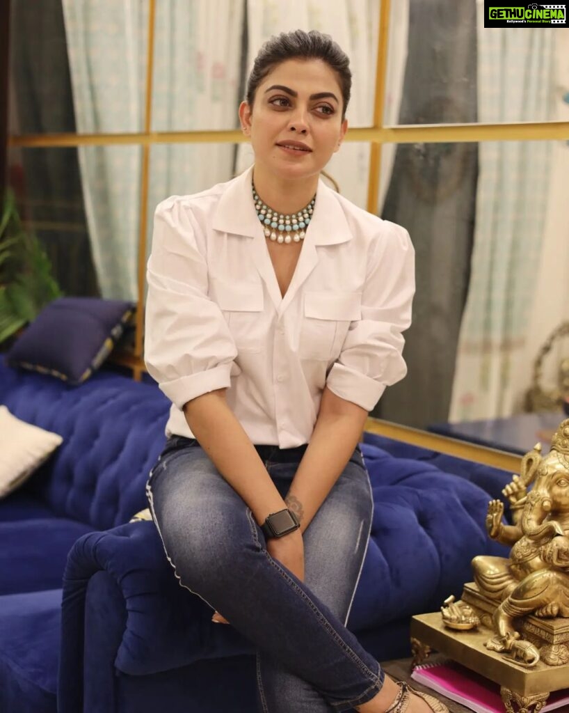 Anusree Instagram - Chilling in my big blue couch heaven wearing white clouds .....💙🤍 💙🤍💙🤍 Makeup @pinkyvisal Hair styling @sajithandsujith Click @mahesh_bhai Styling @sabarinathk_ Outfit @men_in_q_wedding Neckpiece @varuthri_findings