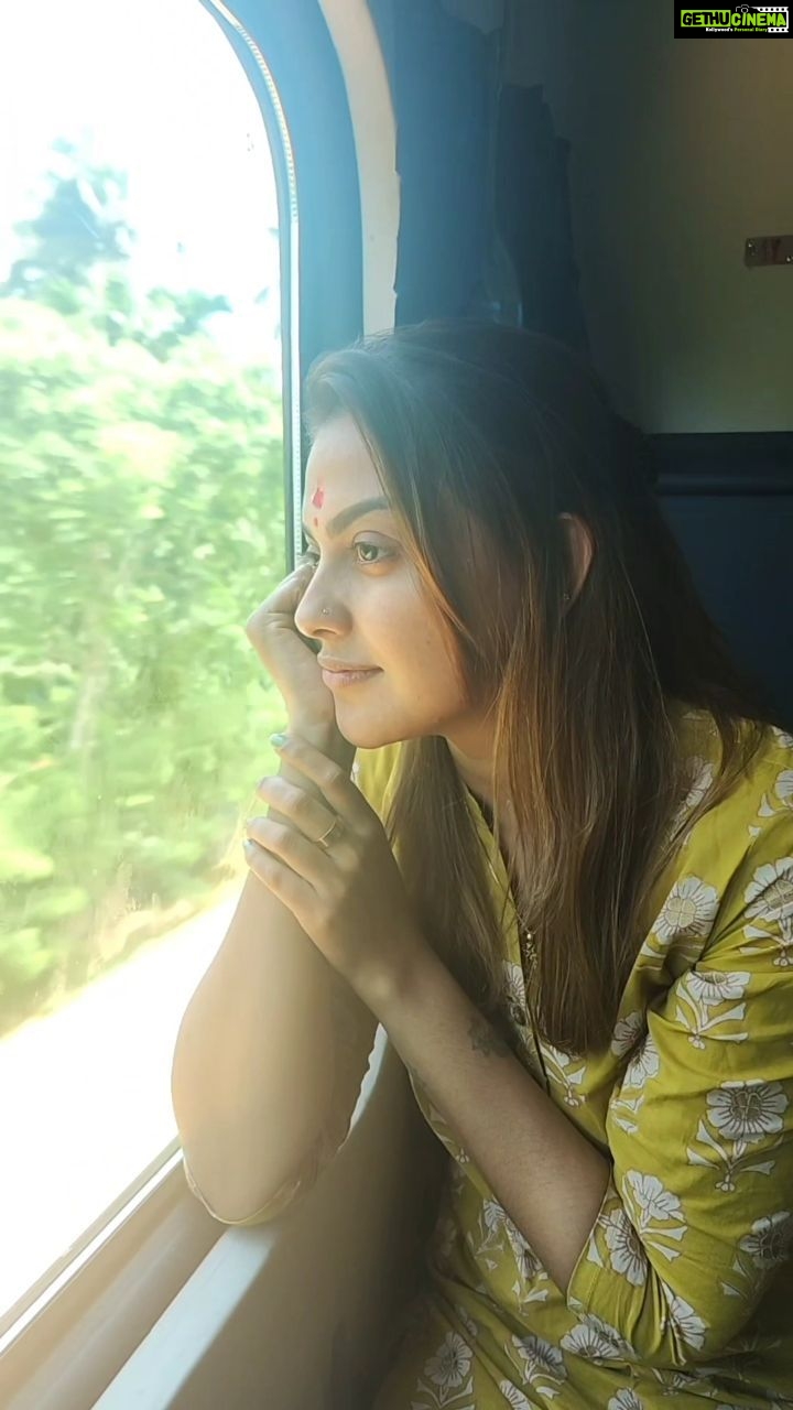Anusree Instagram - താനേ തുറക്കുന്ന ജാലകച്ചില്ലിൽ നിൻ തെളിനിഴൽ ചിത്രം തെളിഞ്ഞതാവാം..... #reelsinstagram #reels #reeloftheday #travelling #bewithfamily #bewithfriends #bewithyoirself #happiness #movingforward #travelldiary #temples #coming #traintravelling