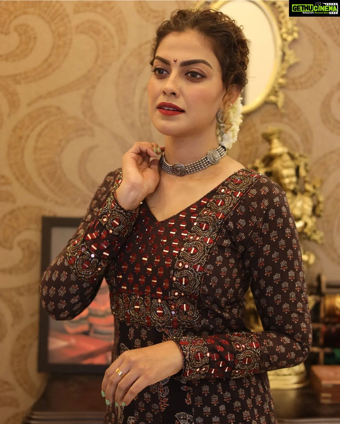 Anusree Instagram - Be a queen crowned in your own curls.....be a queen make your own rules...be a queen every moment... π€π€ππππΈ MaH @pinkyvisal Neckpiece & Earring @varuthri_findings Styling @sabarinathk_ Click by @mahesh_bhai Outfit @klumbyprajinajaanaki