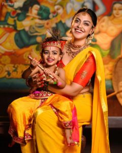 Anusree Instagram - ധർമ്മ സംസ്ഥാപനത്തിനായി ഭഗവാൻ ശ്രീകൃ്ണൻ ഭൂമിയിൽ അവതരിച്ച ദിനമാണ് അഷ്ടമി രോഹിണി.. എല്ലാ സംസാര സമസ്യകൾക്കും ഒരു മുളന്തണ്ടു കൊണ്ട് പരിഹാരം കണ്ടെത്തിയ അമ്പാടി കണ്ണൻ്റെ പിറന്നാൾ ആഘോഷിക്കാൻ എല്ലാ ഗോപന്മാരും ഗോപികമാരും ഗോകുലവും ഒരുങ്ങി കഴിഞ്ഞു...🙏🙏

ഏവർക്കും ഹൃദയം നിറഞ്ഞ ശ്രീ കൃഷ്ണ ജയന്തി ആശസകൾ!!🙏🙏

Photo @pranavcsubash_photography 
MaH @pinkyvisal 
Stylist @sabarinathk_ 
Blouse designed by @vasudevan.arun
Personal assistant @nidhinmaniyan 
Location @kunnathurmanaheritage 
Edit @retouch_by_arun
Special thanks @anoobmurali_luv @athiraanoob_luv @mahesh_bhai @ajingsam ❤️🥰

#sreekrishnajayanthi #raadhekrishna
