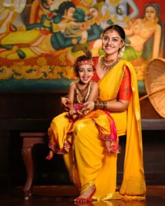 Anusree Instagram - ധർമ്മ സംസ്ഥാപനത്തിനായി ഭഗവാൻ ശ്രീകൃ്ണൻ ഭൂമിയിൽ അവതരിച്ച ദിനമാണ് അഷ്ടമി രോഹിണി.. എല്ലാ സംസാര സമസ്യകൾക്കും ഒരു മുളന്തണ്ടു കൊണ്ട് പരിഹാരം കണ്ടെത്തിയ അമ്പാടി കണ്ണൻ്റെ പിറന്നാൾ ആഘോഷിക്കാൻ എല്ലാ ഗോപന്മാരും ഗോപികമാരും ഗോകുലവും ഒരുങ്ങി കഴിഞ്ഞു...🙏🙏

ഏവർക്കും ഹൃദയം നിറഞ്ഞ ശ്രീ കൃഷ്ണ ജയന്തി ആശസകൾ!!🙏🙏

Photo @pranavcsubash_photography 
MaH @pinkyvisal 
Stylist @sabarinathk_ 
Blouse designed by @vasudevan.arun
Personal assistant @nidhinmaniyan 
Location @kunnathurmanaheritage 
Edit @retouch_by_arun
Special thanks @anoobmurali_luv @athiraanoob_luv @mahesh_bhai @ajingsam ❤️🥰

#sreekrishnajayanthi #raadhekrishna