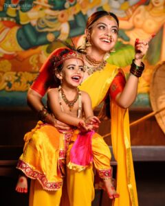 Anusree Instagram - ധർമ്മ സംസ്ഥാപനത്തിനായി ഭഗവാൻ ശ്രീകൃ്ണൻ ഭൂമിയിൽ അവതരിച്ച ദിനമാണ് അഷ്ടമി രോഹിണി.. എല്ലാ സംസാര സമസ്യകൾക്കും ഒരു മുളന്തണ്ടു കൊണ്ട് പരിഹാരം കണ്ടെത്തിയ അമ്പാടി കണ്ണൻ്റെ പിറന്നാൾ ആഘോഷിക്കാൻ എല്ലാ ഗോപന്മാരും ഗോപികമാരും ഗോകുലവും ഒരുങ്ങി കഴിഞ്ഞു...🙏🙏

ഏവർക്കും ഹൃദയം നിറഞ്ഞ ശ്രീ കൃഷ്ണ ജയന്തി ആശസകൾ!!🙏🙏

Photo @pranavcsubash_photography 
MaH @pinkyvisal 
Stylist @sabarinathk_ 
Blouse designed by @vasudevan.arun
Personal assistant @nidhinmaniyan 
Location @kunnathurmanaheritage 
Edit @retouch_by_arun
Special thanks @anoobmurali_luv @athiraanoob_luv @mahesh_bhai @ajingsam ❤️🥰

#sreekrishnajayanthi #raadhekrishna