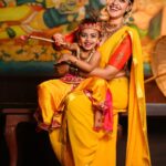 Anusree Instagram – ധർമ്മ സംസ്ഥാപനത്തിനായി ഭഗവാൻ ശ്രീകൃ്ണൻ ഭൂമിയിൽ അവതരിച്ച ദിനമാണ് അഷ്ടമി രോഹിണി.. എല്ലാ സംസാര സമസ്യകൾക്കും ഒരു മുളന്തണ്ടു കൊണ്ട് പരിഹാരം കണ്ടെത്തിയ അമ്പാടി കണ്ണൻ്റെ പിറന്നാൾ ആഘോഷിക്കാൻ എല്ലാ ഗോപന്മാരും ഗോപികമാരും ഗോകുലവും ഒരുങ്ങി കഴിഞ്ഞു…🙏🙏

ഏവർക്കും ഹൃദയം നിറഞ്ഞ ശ്രീ കൃഷ്ണ ജയന്തി ആശസകൾ!!🙏🙏

Photo @pranavcsubash_photography 
MaH @pinkyvisal 
Stylist @sabarinathk_ 
Blouse designed by @vasudevan.arun
Personal assistant @nidhinmaniyan 
Location @kunnathurmanaheritage 
Edit @retouch_by_arun
Special thanks @anoobmurali_luv @athiraanoob_luv @mahesh_bhai @ajingsam ❤️🥰

#sreekrishnajayanthi #raadhekrishna