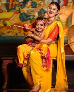 Anusree Instagram - ധർമ്മ സംസ്ഥാപനത്തിനായി ഭഗവാൻ ശ്രീകൃ്ണൻ ഭൂമിയിൽ അവതരിച്ച ദിനമാണ് അഷ്ടമി രോഹിണി.. എല്ലാ സംസാര സമസ്യകൾക്കും ഒരു മുളന്തണ്ടു കൊണ്ട് പരിഹാരം കണ്ടെത്തിയ അമ്പാടി കണ്ണൻ്റെ പിറന്നാൾ ആഘോഷിക്കാൻ എല്ലാ ഗോപന്മാരും ഗോപികമാരും ഗോകുലവും ഒരുങ്ങി കഴിഞ്ഞു...🙏🙏

ഏവർക്കും ഹൃദയം നിറഞ്ഞ ശ്രീ കൃഷ്ണ ജയന്തി ആശസകൾ!!🙏🙏

Photo @pranavcsubash_photography 
MaH @pinkyvisal 
Stylist @sabarinathk_ 
Blouse designed by @vasudevan.arun
Personal assistant @nidhinmaniyan 
Location @kunnathurmanaheritage 
Edit @retouch_by_arun
Special thanks @anoobmurali_luv @athiraanoob_luv @mahesh_bhai @ajingsam ❤️🥰

#sreekrishnajayanthi #raadhekrishna