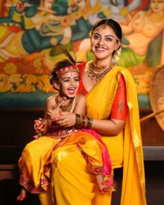 Anusree Instagram - ധർമ്മ സംസ്ഥാപനത്തിനായി ഭഗവാൻ ശ്രീകൃ്ണൻ ഭൂമിയിൽ അവതരിച്ച ദിനമാണ് അഷ്ടമി രോഹിണി.. എല്ലാ സംസാര സമസ്യകൾക്കും ഒരു മുളന്തണ്ടു കൊണ്ട് പരിഹാരം കണ്ടെത്തിയ അമ്പാടി കണ്ണൻ്റെ പിറന്നാൾ ആഘോഷിക്കാൻ എല്ലാ ഗോപന്മാരും ഗോപികമാരും ഗോകുലവും ഒരുങ്ങി കഴിഞ്ഞു...🙏🙏

ഏവർക്കും ഹൃദയം നിറഞ്ഞ ശ്രീ കൃഷ്ണ ജയന്തി ആശസകൾ!!🙏🙏

Photo @pranavcsubash_photography 
MaH @pinkyvisal 
Stylist @sabarinathk_ 
Blouse designed by @vasudevan.arun
Personal assistant @nidhinmaniyan 
Location @kunnathurmanaheritage 
Edit @retouch_by_arun
Special thanks @anoobmurali_luv @athiraanoob_luv @mahesh_bhai @ajingsam ❤️🥰

#sreekrishnajayanthi #raadhekrishna