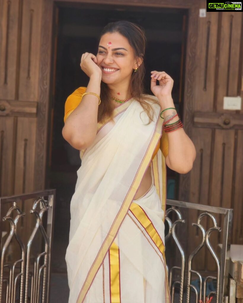 Anusree Instagram - Wearing your favorite attire always brings a smile that brightens your day... 📷 @ajingsam #onakkodi #onam #happiness #family