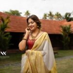 Anusree Instagram - ഓണത്തുമ്പീ പാടൂ ഓരോ രാഗം നീ... ഓര്‍മ്മകള്‍ മേയും കാവില്‍ ഒരു തിരി വയ്ക്കൂ നീ... Click @nithinnarayanan_ MaH @pinkyvisal Outfit @kasavu_by_khajuraho Jewells @meralda.jewels Styling @sabarinathk_ Saree draping @kp_thesareedrapist Location @kondai_lip_resort Assistant @nidhinmaniyan Grading @athuloffi Assistant @jagan Assistant @vijeeshachoos