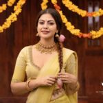 Anusree Instagram - പാടം നിറയെ തുമ്പപ്പൂക്കളും, മുറ്റം നിറയെ ഊഞ്ഞാലുകളും, മനസ്സ് നിറയെ ഓണപ്പാട്ടുകളുമായി വീണ്ടും ഒരു പൊന്നോണം കൂടി വരവായി. എല്ലാവർക്കും ഹൃദയം നിറഞ്ഞ ഓണാശംസകൾ... Click @nithinnarayanan_ MaH @pinkyvisal Outfit @kasavukada_1985 Jewells @meralda.jewels Styling @sabarinathk_ Saree draping @kp_thesareedrapist Location @kondai_lip_resort Assistant @nidhinmaniyan Grading @athuloffi Assistant @jagan Assistant @vijeeshachoos