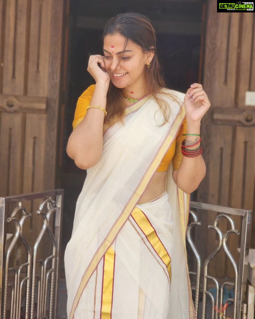 Anusree Instagram - Wearing your favorite attire always brings a smile that brightens your day... 📷 @ajingsam #onakkodi #onam #happiness #family