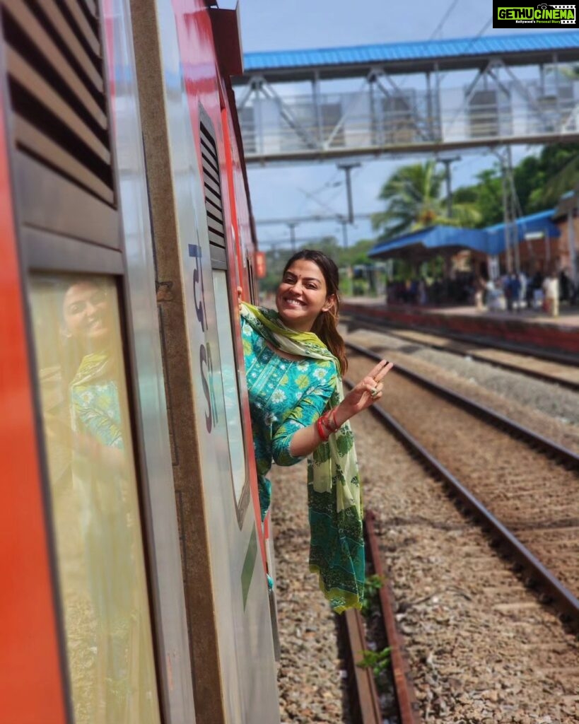 Anusree Instagram - Whenever possible,take time to travell and explore the world....💜💜 📷 @ajingsam