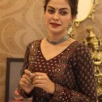 Anusree Instagram – Be a queen crowned in your own curls…..be a queen make your own rules…be a queen every moment… 🤗🤗😍😍👑👸

MaH @pinkyvisal 
Neckpiece & Earring @varuthri_findings 
Styling @sabarinathk_ 
Click by @mahesh_bhai 
Outfit @klumbyprajinajaanaki