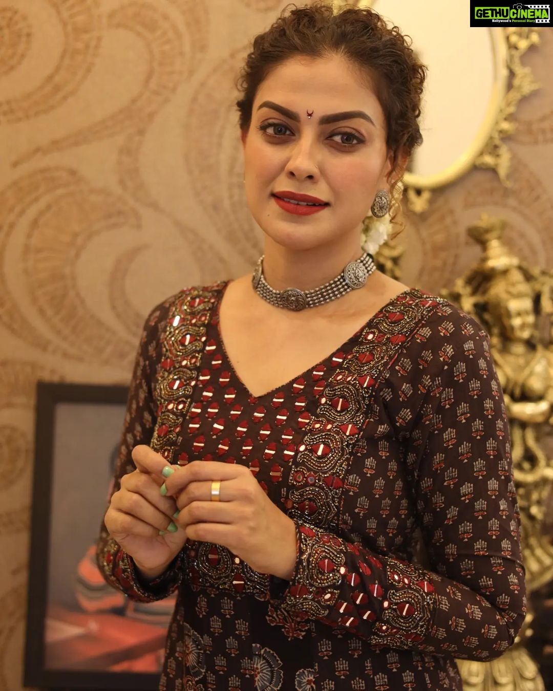 Anusree Instagram - Be a queen crowned in your own curls.....be a queen make your own rules...be a queen every moment... 🤗🤗😍😍👑👸 MaH @pinkyvisal Neckpiece & Earring @varuthri_findings Styling @sabarinathk_ Click by @mahesh_bhai Outfit @klumbyprajinajaanaki