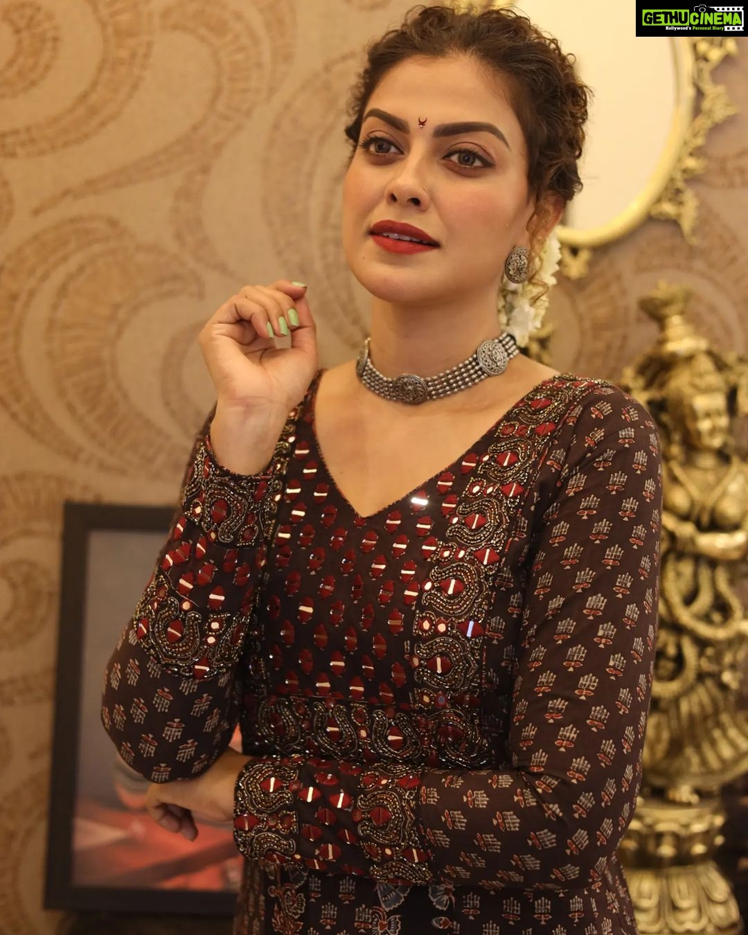 Anusree Instagram - Be a queen crowned in your own curls.....be a queen make your own rules...be a queen every moment... π€π€ππππΈ MaH @pinkyvisal Neckpiece & Earring @varuthri_findings Styling @sabarinathk_ Click by @mahesh_bhai Outfit @klumbyprajinajaanaki