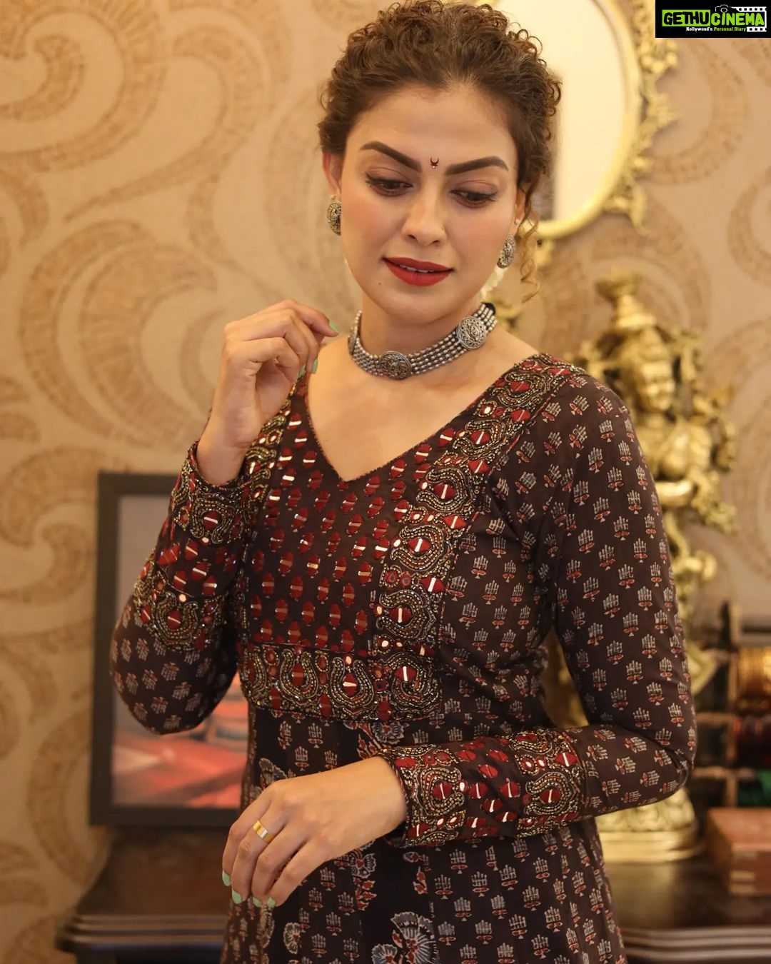 Anusree Instagram - Be a queen crowned in your own curls.....be a queen make your own rules...be a queen every moment... π€π€ππππΈ MaH @pinkyvisal Neckpiece & Earring @varuthri_findings Styling @sabarinathk_ Click by @mahesh_bhai Outfit @klumbyprajinajaanaki