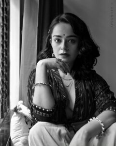 Apoorva Arora Instagram - वक़्त की क़ैद में ज़िंदगी है मगर चंद घड़ियाँ यही हैं जो आज़ाद हैं - फ़य्याज़ हाशमी 👧 @apooarora 📸 @nikonindiaofficial Nikon z6 ii camera with a 24-70mm f/2.8 lens. #bombay ⁣⁣ ⁣⁣ ⁣⁣ #mumbai #arrayphotole ⁣⁣ #germanphotofam #indiaphotofam Mumbai - मुंबई