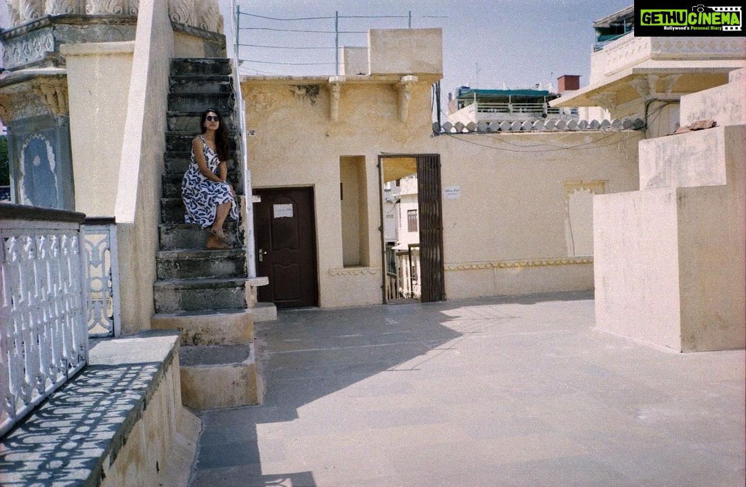 Apoorva Arora Instagram - Fam on film #1 1- Birthday boy 2- Breaking bread/boys in blue 3- Filmy Kudi 4- Ashmita in Bagore ki haveli 5- Art admiring art 6- Drunkle in Pune 7- Golu at home 8- Khushboo being Khushboo 9- 2 cats ποΈ Kodak Gold @zhenwei.film