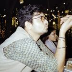 Apoorva Arora Instagram - Fam on film #1 1- Birthday boy 2- Breaking bread/boys in blue 3- Filmy Kudi 4- Ashmita in Bagore ki haveli 5- Art admiring art 6- Drunkle in Pune 7- Golu at home 8- Khushboo being Khushboo 9- 2 cats 🎞️ Kodak Gold @zhenwei.film