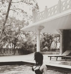 Apoorva Arora Instagram - 🏊‍♀️ 📸- @thefilmykudi
