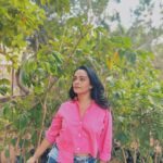 Apoorva Arora Instagram - कहाँ आँसुओं की ये सौग़ात होगी नए लोग होंगे नई बात होगी मैं हर हाल में मुस्कुराता रहूँगा तुम्हारी मोहब्बत अगर साथ होगी चराग़ों को आँखों में महफ़ूज़ रखना बड़ी दूर तक रात ही रात होगी परेशाँ हो तुम भी परेशाँ हूँ मैं भी चलो मय-कदे में वहीं बात होगी चराग़ों की लौ से सितारों की ज़ौ तक तुम्हें मैं मिलूँगा जहाँ रात होगी जहाँ वादियों में नए फूल आए हमारी तुम्हारी मुलाक़ात होगी सदाओं को अल्फ़ाज़ मिलने न पाएँ न बादल घिरेंगे न बरसात होगी मुसाफ़िर हैं हम भी मुसाफ़िर हो तुम भी किसी मोड़ पर फिर मुलाक़ात होगी - बशीर बद्र
