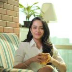 Apoorva Arora Instagram - What’s the one thing that you’ll always find in my bag?? Guess guess. It’s gotta be sunscreen. And it’s gotta be ponds spf gel fosho 🤌🏼 Did you know that sunscreen is as important indoors as it is outdoors?? Yes, it is! And Pond’s Serum Boost Sunscreen Gel not only protects you from tanning but also other signs of sun damage. Go take a look at their entire range of products at https://ponds.in/collections/sunscreen #collaboration #protectandfade #pondsindia #sunscreens