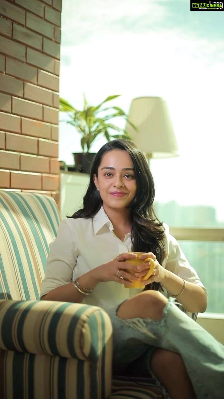Apoorva Arora Instagram - What’s the one thing that you’ll always find in my bag?? Guess guess. It’s gotta be sunscreen. And it’s gotta be ponds spf gel fosho 🤌🏼 Did you know that sunscreen is as important indoors as it is outdoors?? Yes, it is! And Pond’s Serum Boost Sunscreen Gel not only protects you from tanning but also other signs of sun damage. Go take a look at their entire range of products at https://ponds.in/collections/sunscreen #collaboration #protectandfade #pondsindia #sunscreens