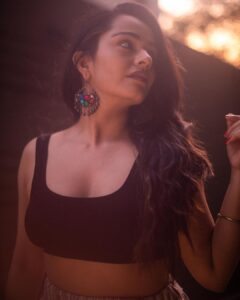 Apoorva Arora Instagram - Hey, (with the intention of) tum kitaab padhna, main tumhe padhunga 

📸- @tusharmahajanofficial
