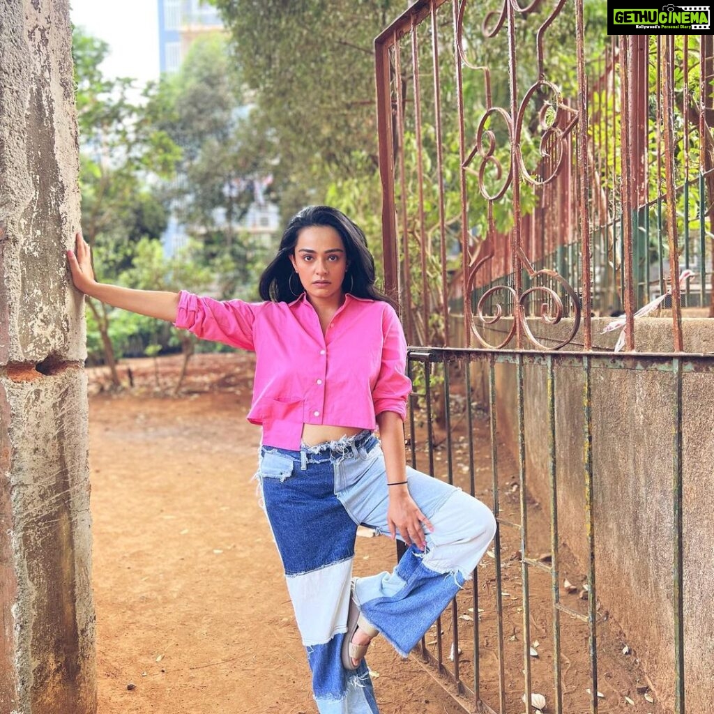 Apoorva Arora Instagram - When you have a photoshoot at 3 and yoga class at 4 Or a desperate need to cover up your lack of poses using done to death jokes