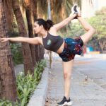 Apoorva Arora Instagram - *insert a random fitness quote* Sima from Mumbai, kidhar ho? 📸- @ajaypatilphotography 🧘‍♀️- @pallavikedia_yoga