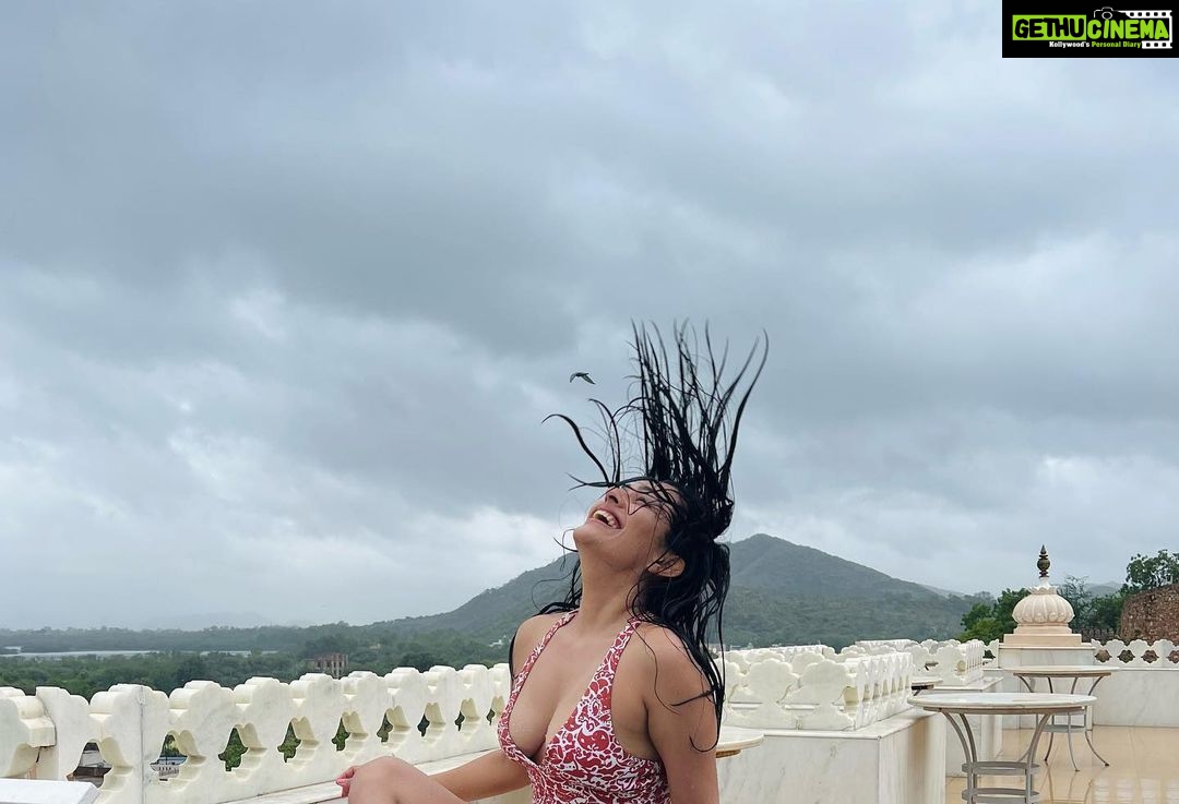 Apoorva Arora - 215.2K Likes - Saturyay 🏊♀️
📸- @khushbooatreofficial
