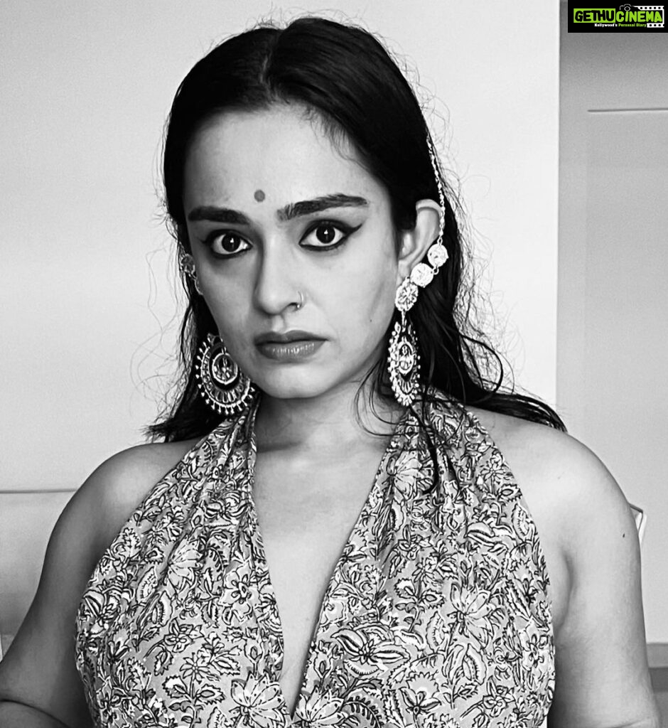 Apoorva Arora Instagram - Where can I sign up to be a sabyasachi bride/model? My eyes are ready! 📸- @gunjan_sainii_