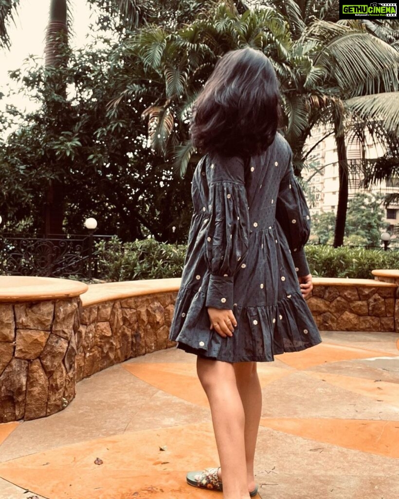 Apoorva Arora Instagram - Not a dump 💛🪷 Black dress/yellow coord set- @untungindia