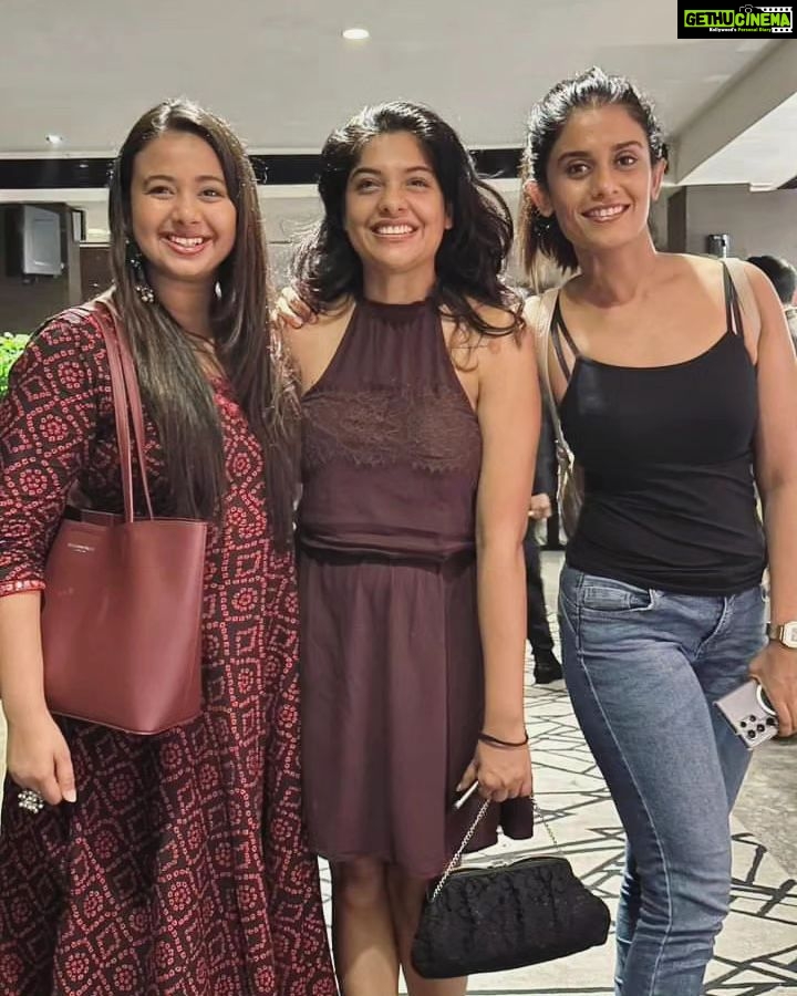 Archana Kavi Instagram - Clearly I don't know where the camera is... @teamnaach was in Kochi!!!! It was super fun connecting with you again @bhaiyajiismile, we should do this often. And @nicoleconcessao how do you make people feel so comfortable and warm. ❤️ it didn't feel like I was meeting you for the first time. Please come back, kochi needs some dance magic soonnn... Kochi, India