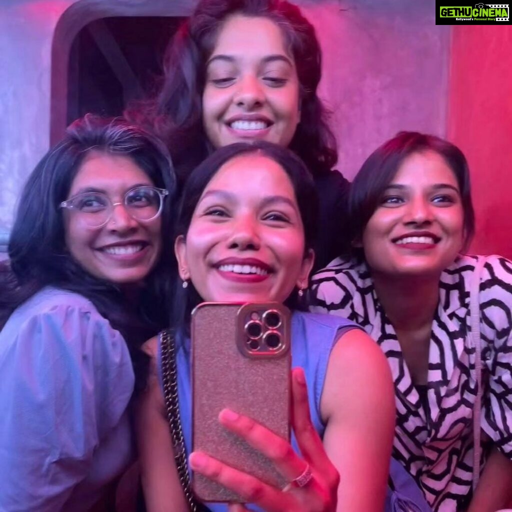 Archana Kavi Instagram - Why girls go to restroom together... My girls @deeptileslie @sheethalboban @keerthisharmar . . #restroomfun #girlgang Kochi, India
