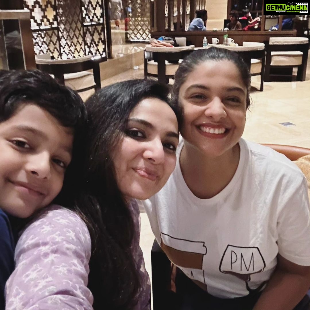 Archana Kavi Instagram - Meeting @samvrithaakhil after more than 11 years, but it felt the same... Sam is epitome of grace. That smile can make any anxious heart calm and feel at home. We should do this often Sam. She reminds me a lot of my sister @rayindrops. The mature and zen kinda people. You both should meet lol.frien Agastya is a wonderful child, with so much empathy and warmth. I still can't get over his laugh. Love you kiddo. Kochi, India