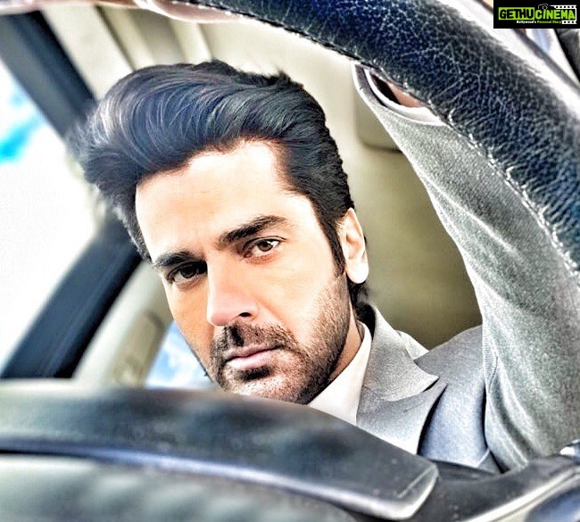 Arjan Bajwa Instagram - Driving in to the week be like … . . . . . . . #arjanbajwa #bollywood #actor #actorlife #instagood #instadaily #mood #viral #reels #reelsindia #fashion