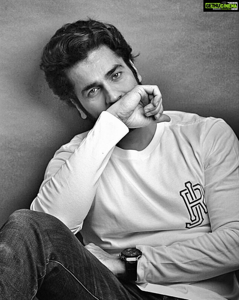 Arjan Bajwa Instagram - Look me in the eyes ,tell me what you see…. . . . . #thursday #tbt #arjanbajwa #bollywood #actor #potrait #lookbook #lookoftheday #instagood #mensfashion #menshair #hublot @hublot #viral #mood