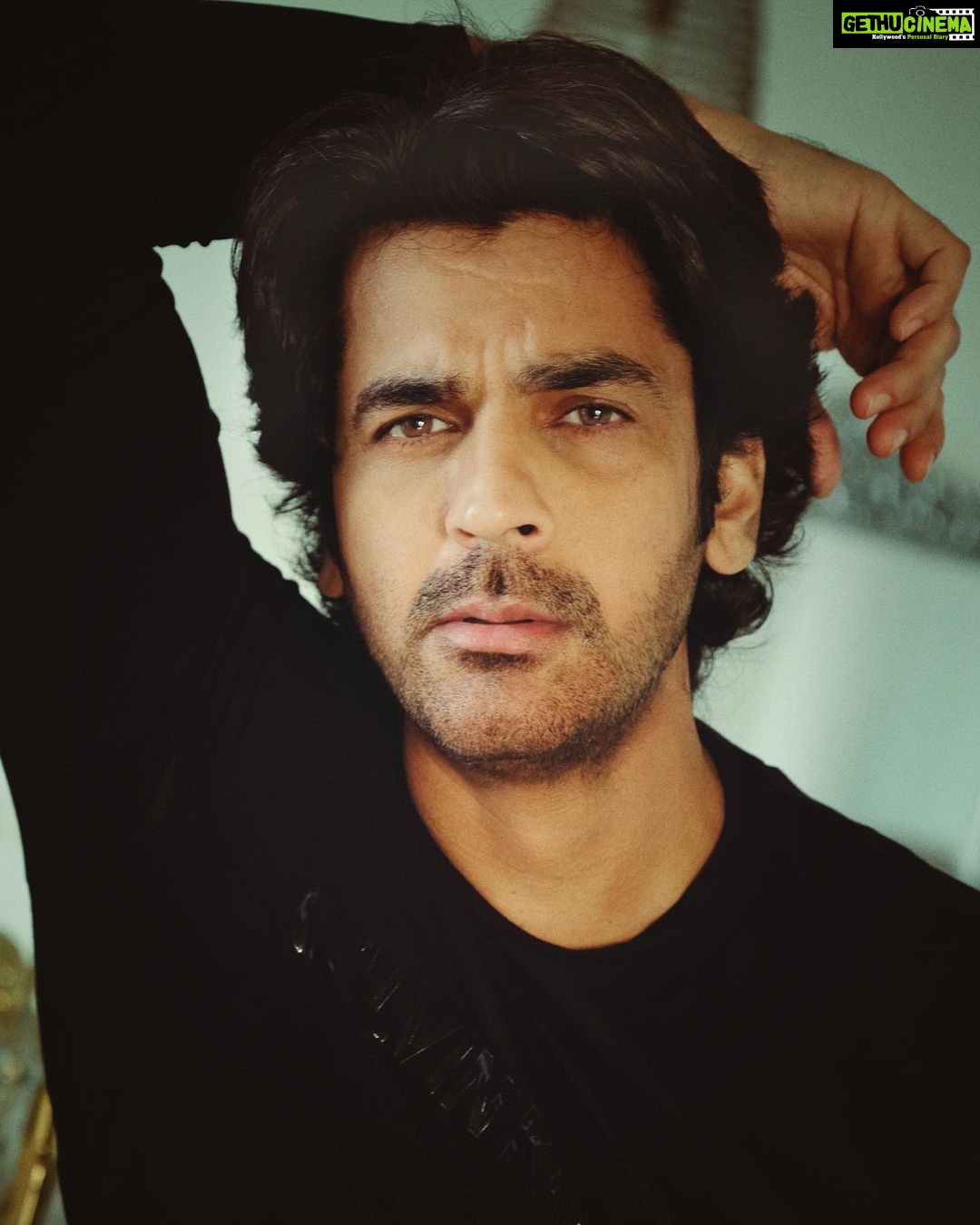 Arjan Bajwa Instagram - Don’t stop dreaming even when you are awake .. . . . . . . . . #arjanbajwa #monday #mondaymotivation #mood #instagram #instagood #mensfashion #menshair #calvinklein #lookbook #reelsindia #viral