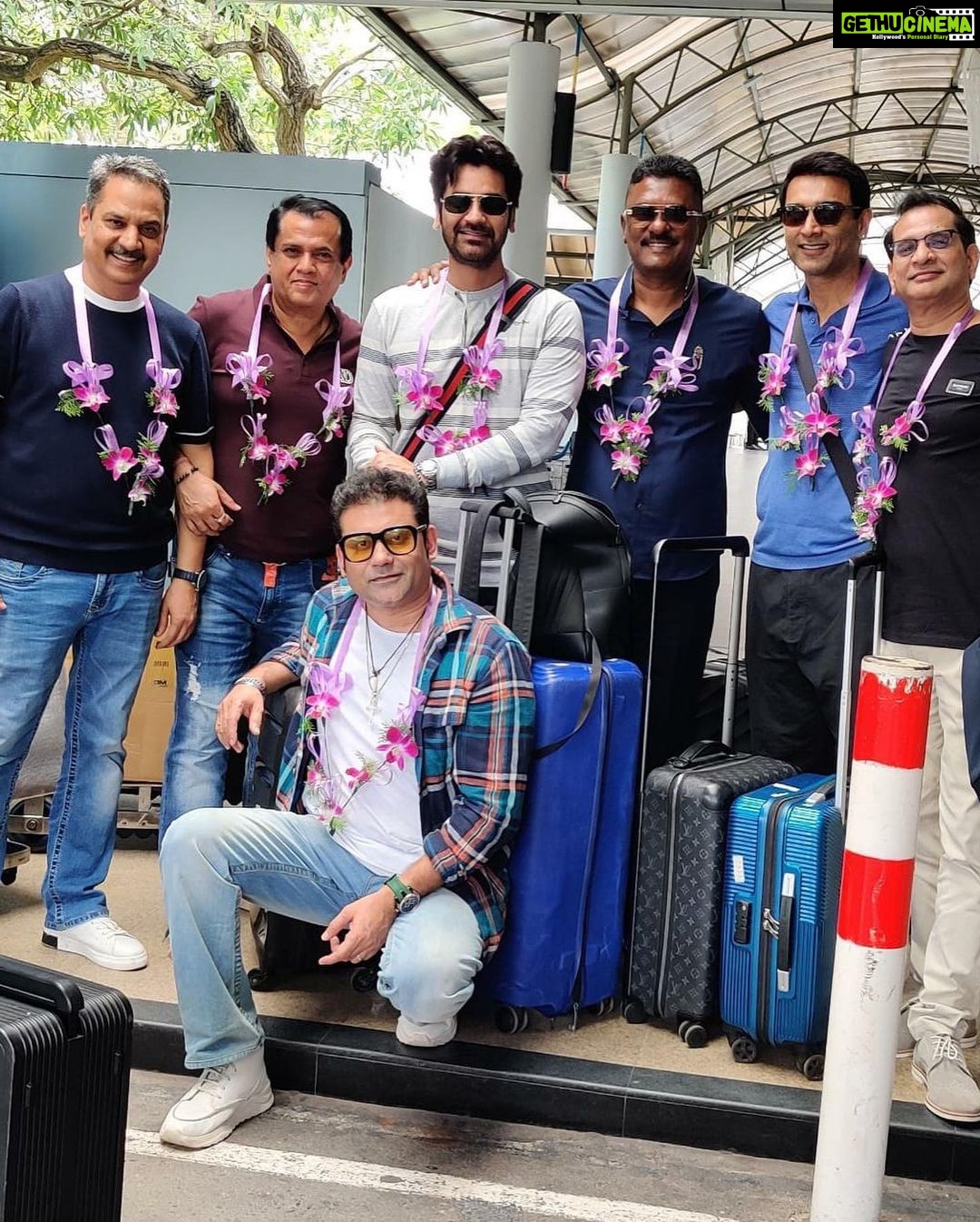 Arjan Bajwa Instagram - Impromptu trip to Colombo,srilanka …and the welcome antiques by Pratap sarnaik bhai 😄…. . . . . . . #arjanbajwa #bollywood #traveldiaries #travelreels #reels #reelsindia #viral #viralpost #joerajan @bachchan.vinod @pratap_sarnaik @gmmodular @jatinbuntygrewal @rajeshsharma.gm Cinnamon Lakeside Colombo