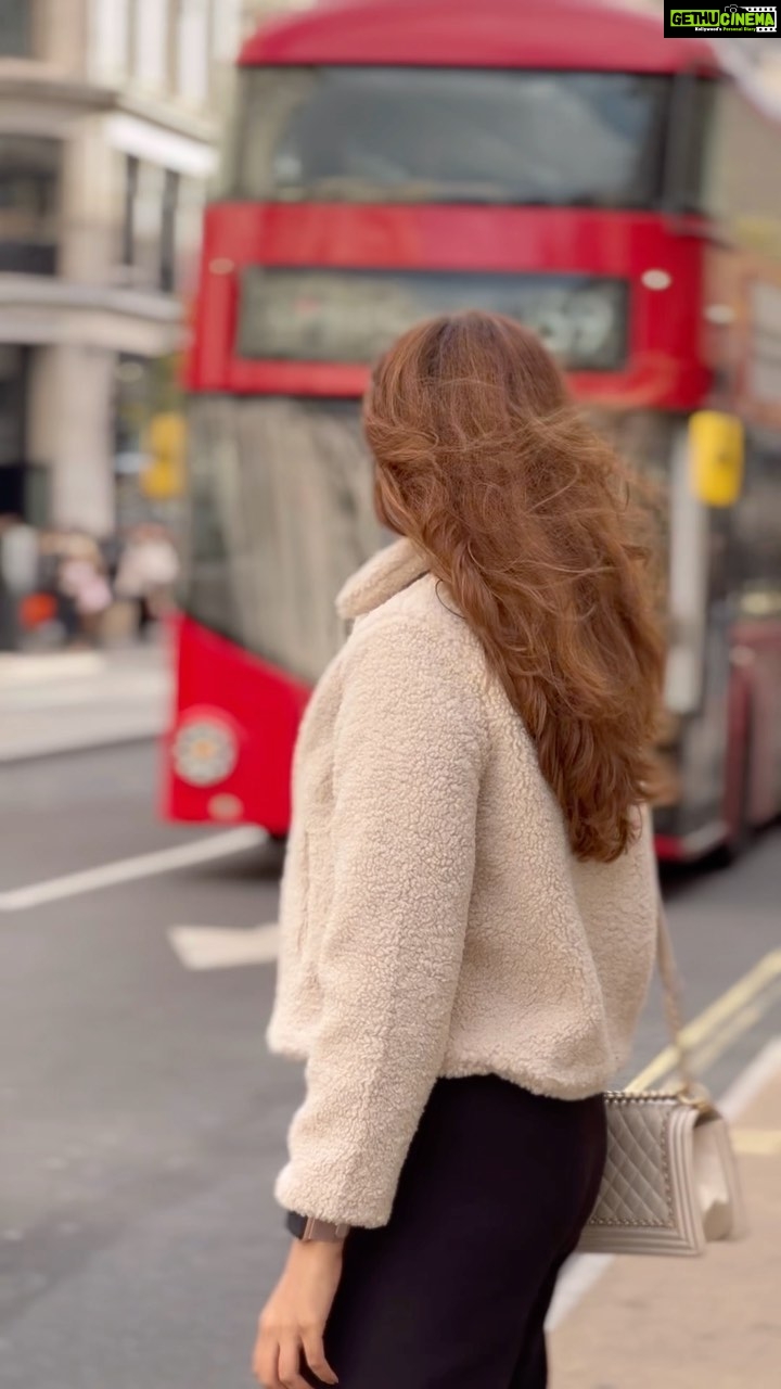 Arthi Venkatesh Instagram - Mind the gap! 🇬🇧 London, United Kingdom