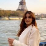 Arthi Venkatesh Instagram - Chennai girl in Paris 🇫🇷 Travel partner @gtholidays.in #travel #france #paris #eiffeltower #sunsets #spring #vacation